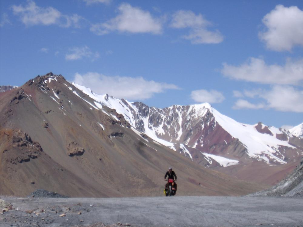 Unos pocos pasos a más de 4000 m en la Pamir highway