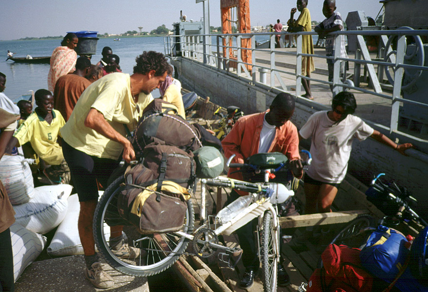 Cruzando el rio Senegal