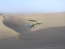 Dunas y agua en DunHuang