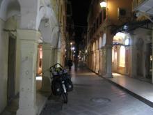 La ciudad de Corfu de noche